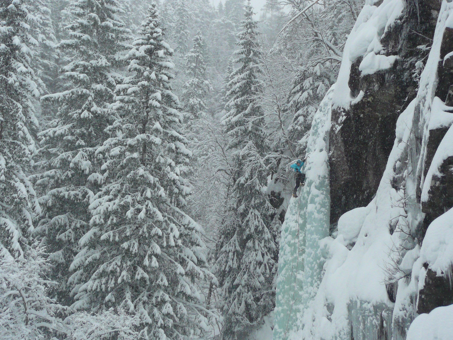 norwegian ice climbing on ozzimosis rjukan