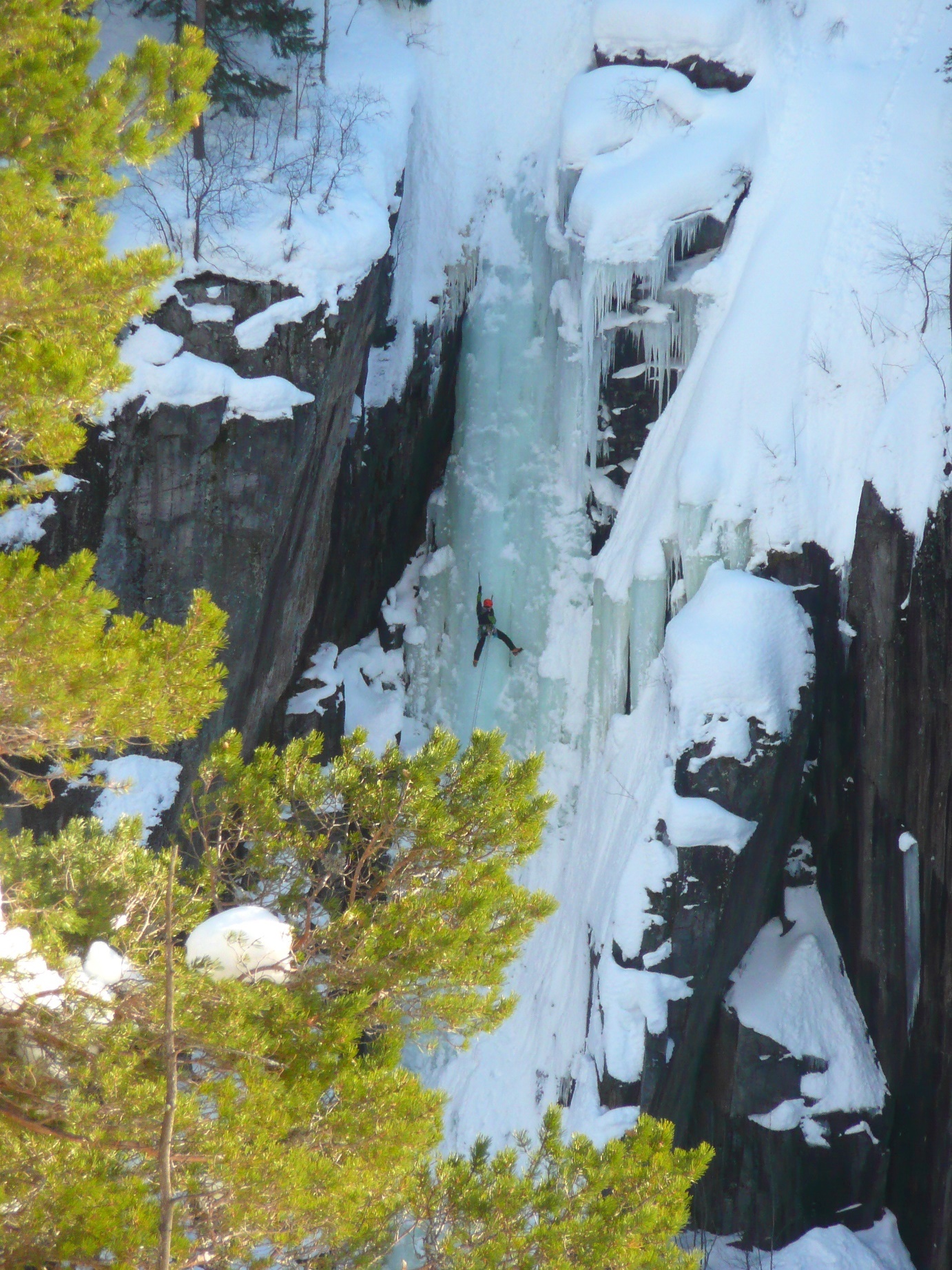 norwegian ice climbing on sabotorfossen rjukan