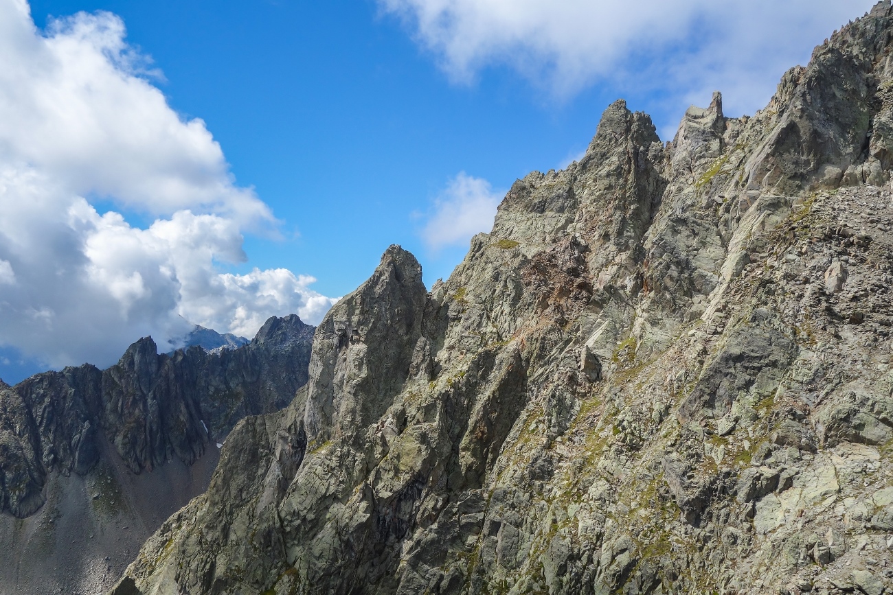summer alpine rock climbing on the SE ridge of l'index aiguilles rouges chamonix