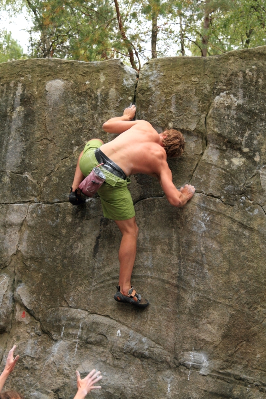 summer rock climbing bouldering in franchard isatis fontainebleau