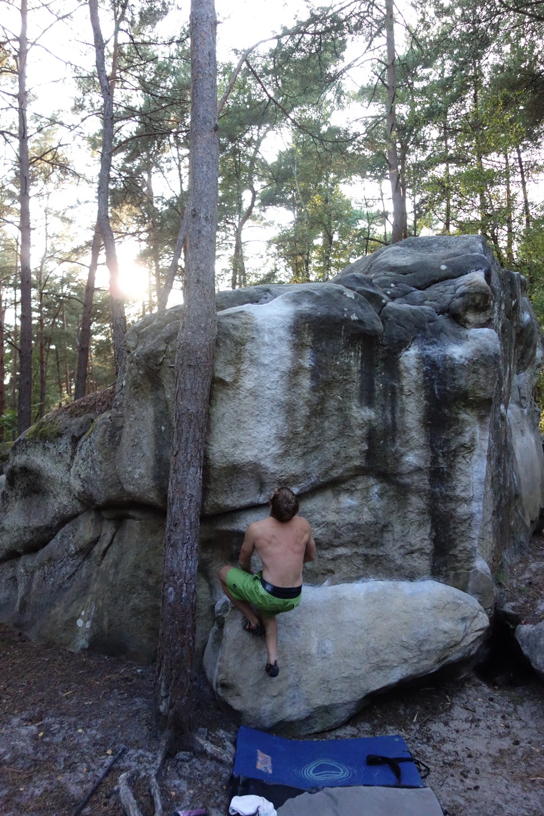summer rock climbing bouldering in rocher saboux fontainebleau