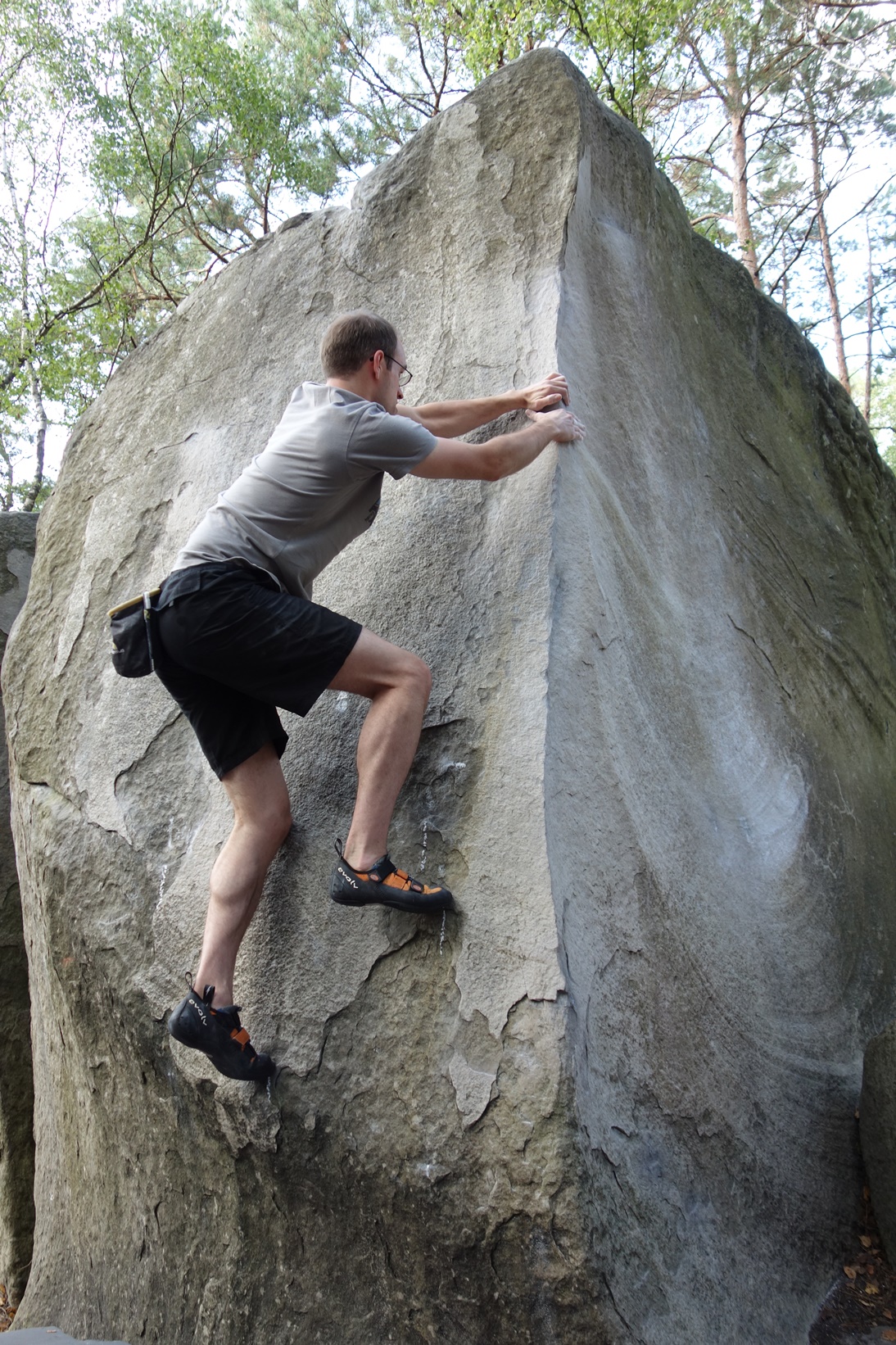 summer rock climbing bouldering in franchard isatis fontainebleau