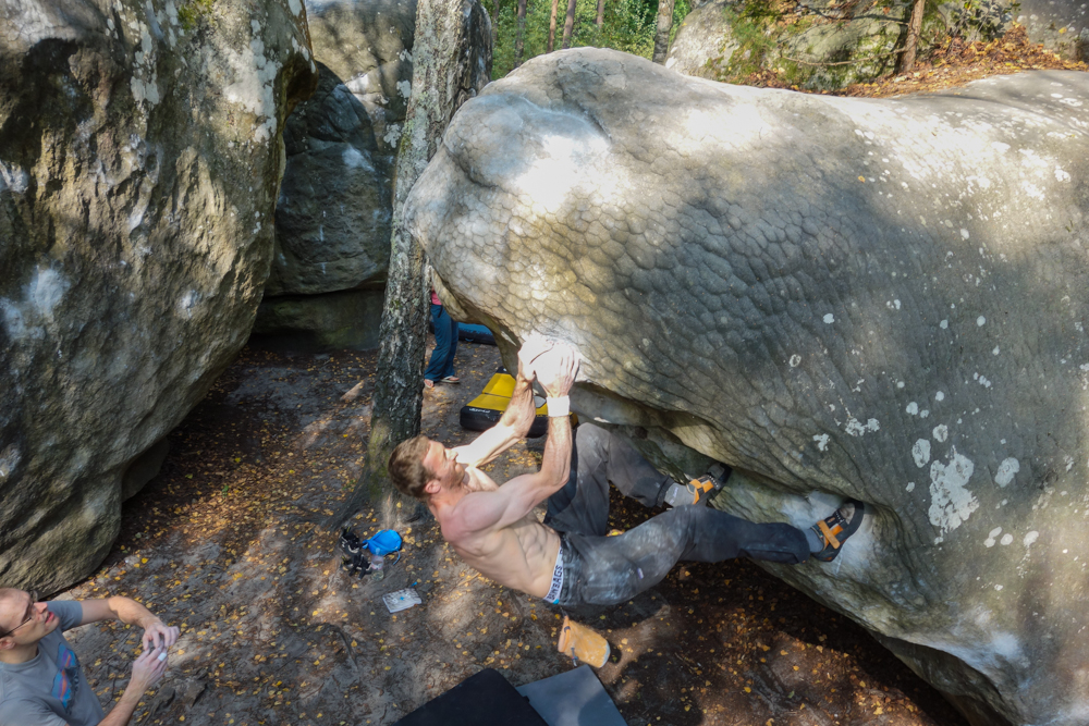 summer rock climbing bouldering in franchard isatis fontainebleau