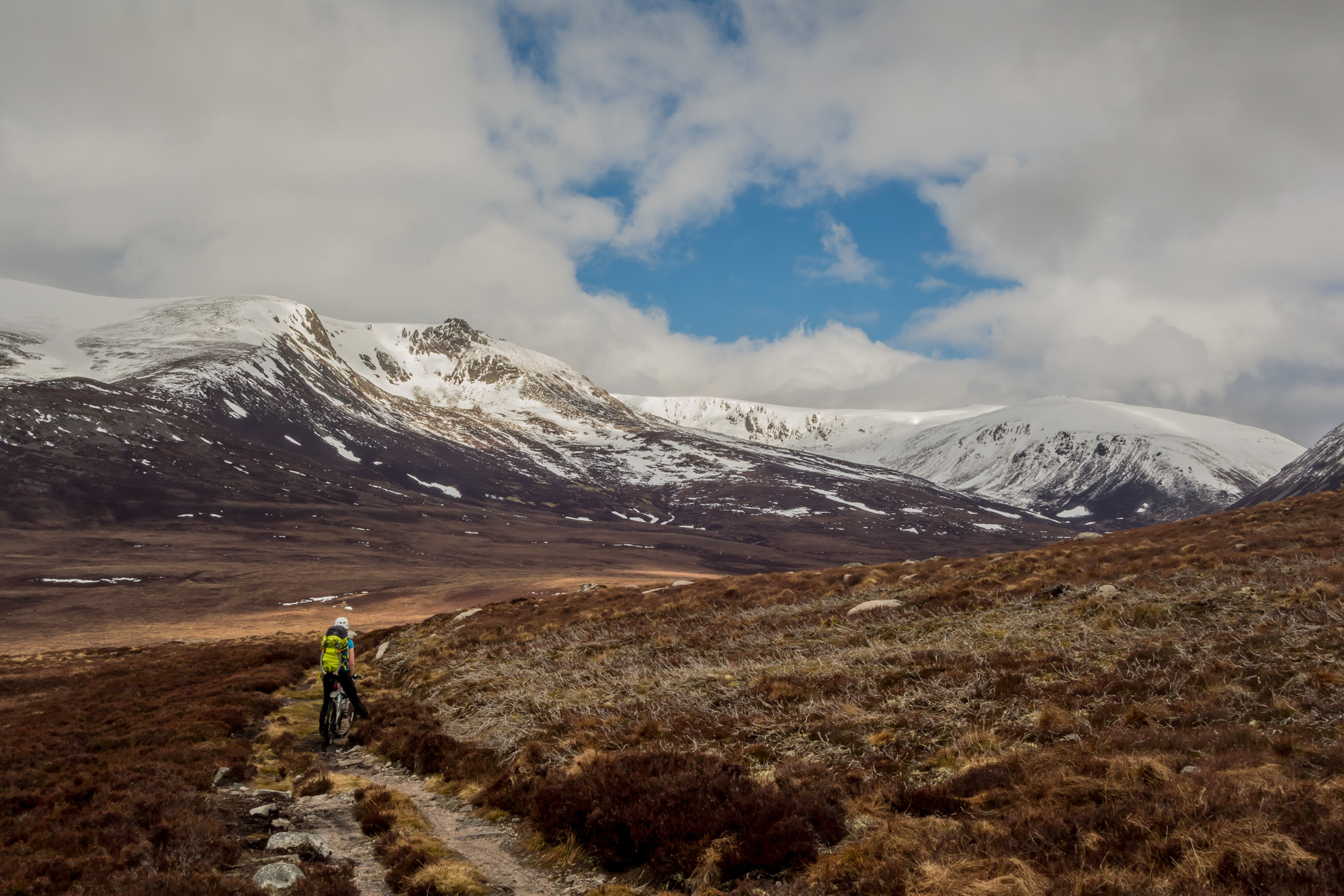 Further up the trail and the vast coire system begins to reveal itself