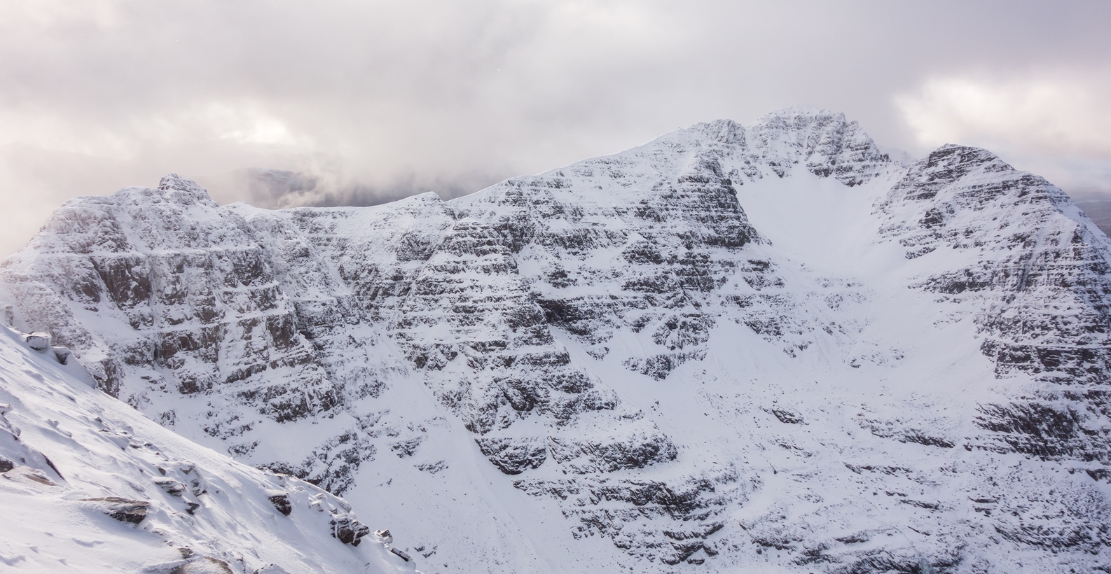 scottish winter climbing on liatach ridge traverse torridon am fasarinen