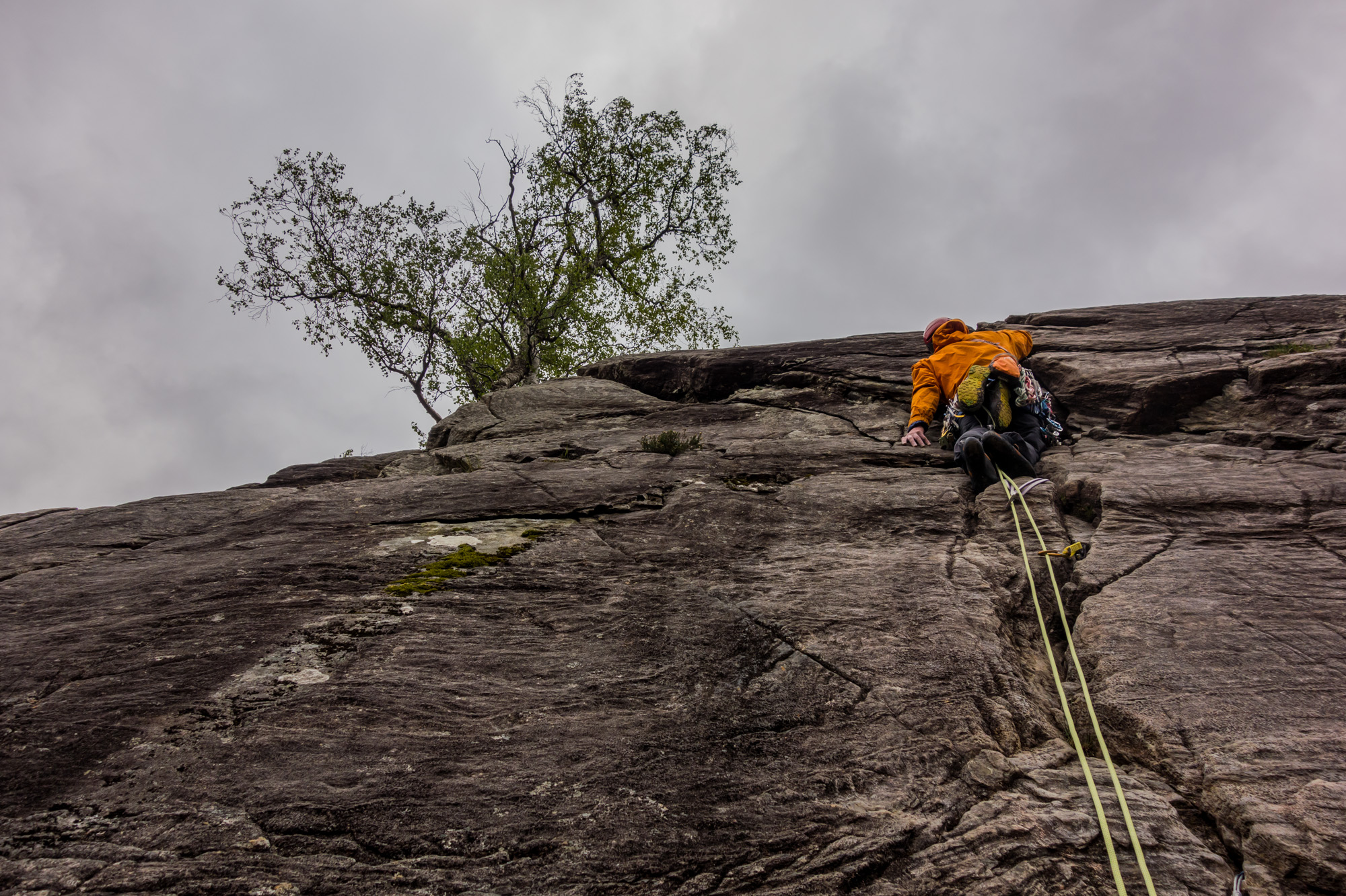 scottish summer rock climbing on tear glen nevis