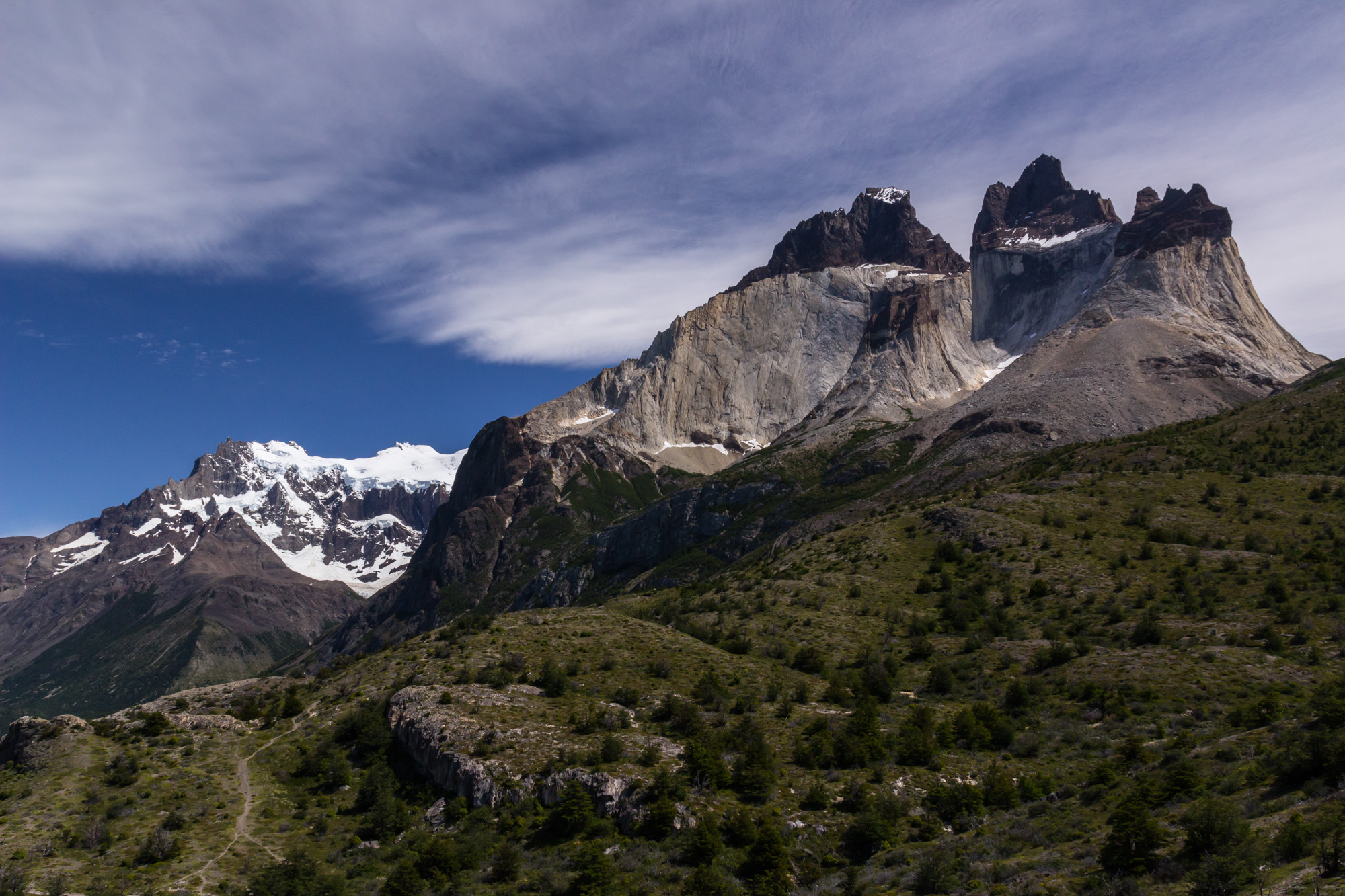 Glacial erosion has carved the dramatic landscape of the park and often the softer sedimentary rock is only preserved on the very top of the peaks, as seen here on the well-named Los Cuernos 