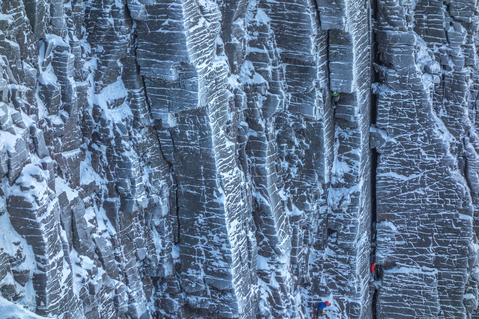scottish winter mixed climbing on bulgy and savage slit coire an lochain
