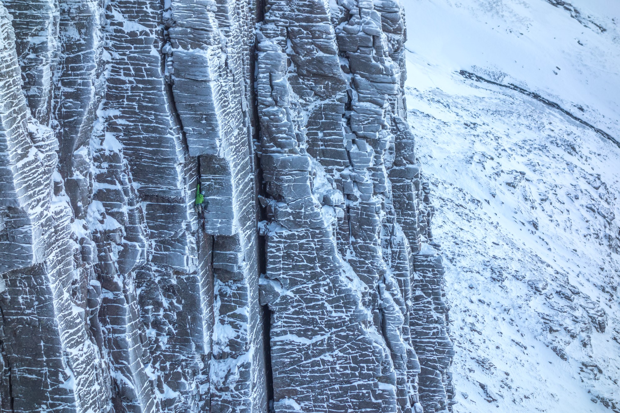 scottish winter mixed climbing on bulgy coire an lochain