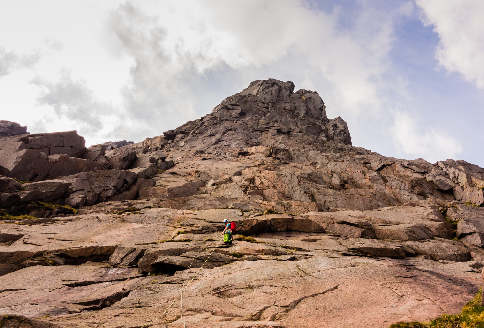 scottish summer rock climbing on the needle shelterstone crag
