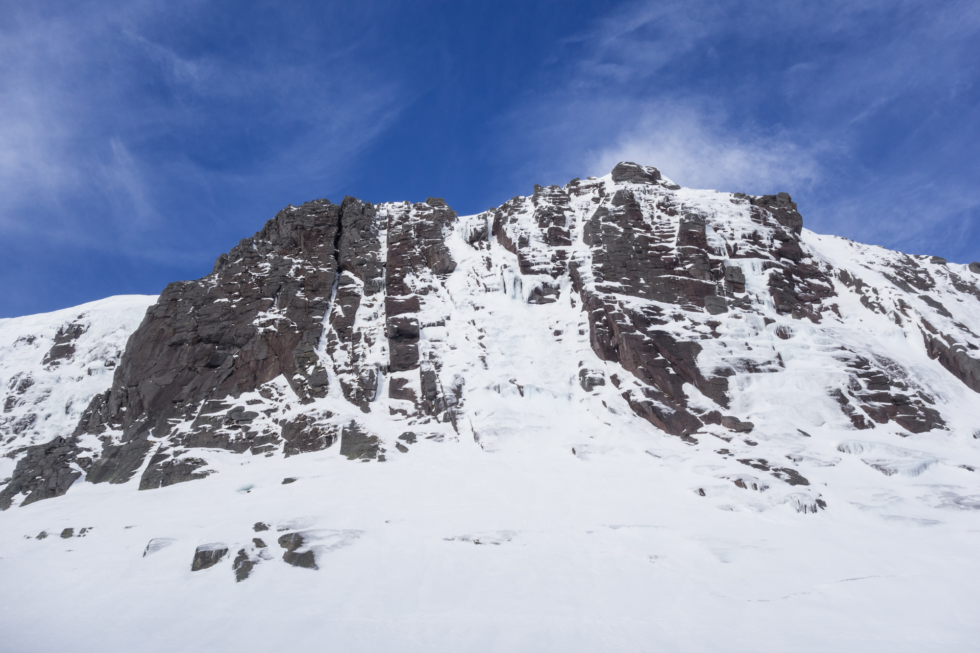 scottish winter ice mixed climbing on deep cut chimney hells lum