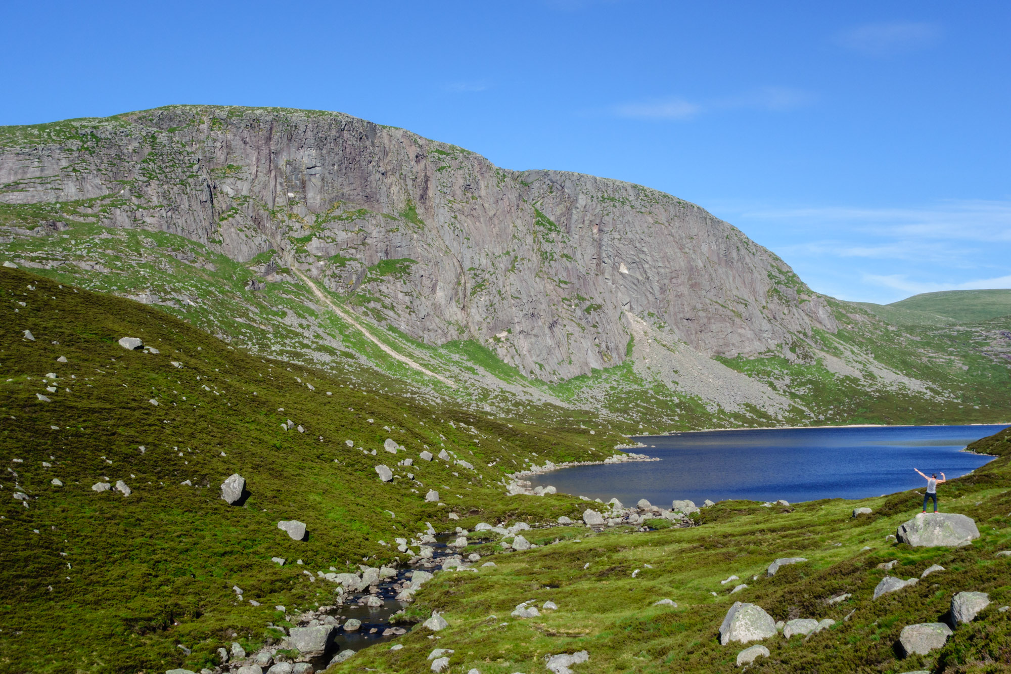 scottish summer rock climbing on king rat creag an dubh loch