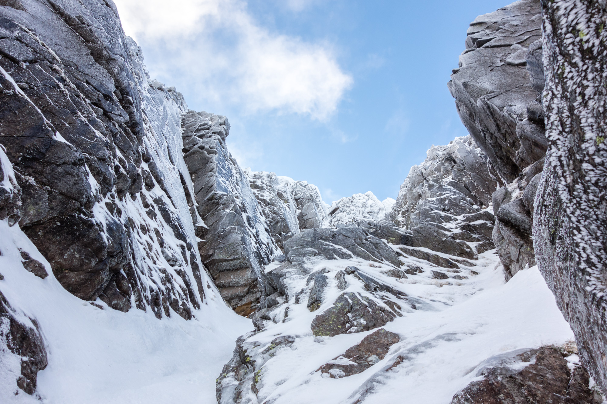 scottish winter ice mixed climbing on parallel gully a lochnagar