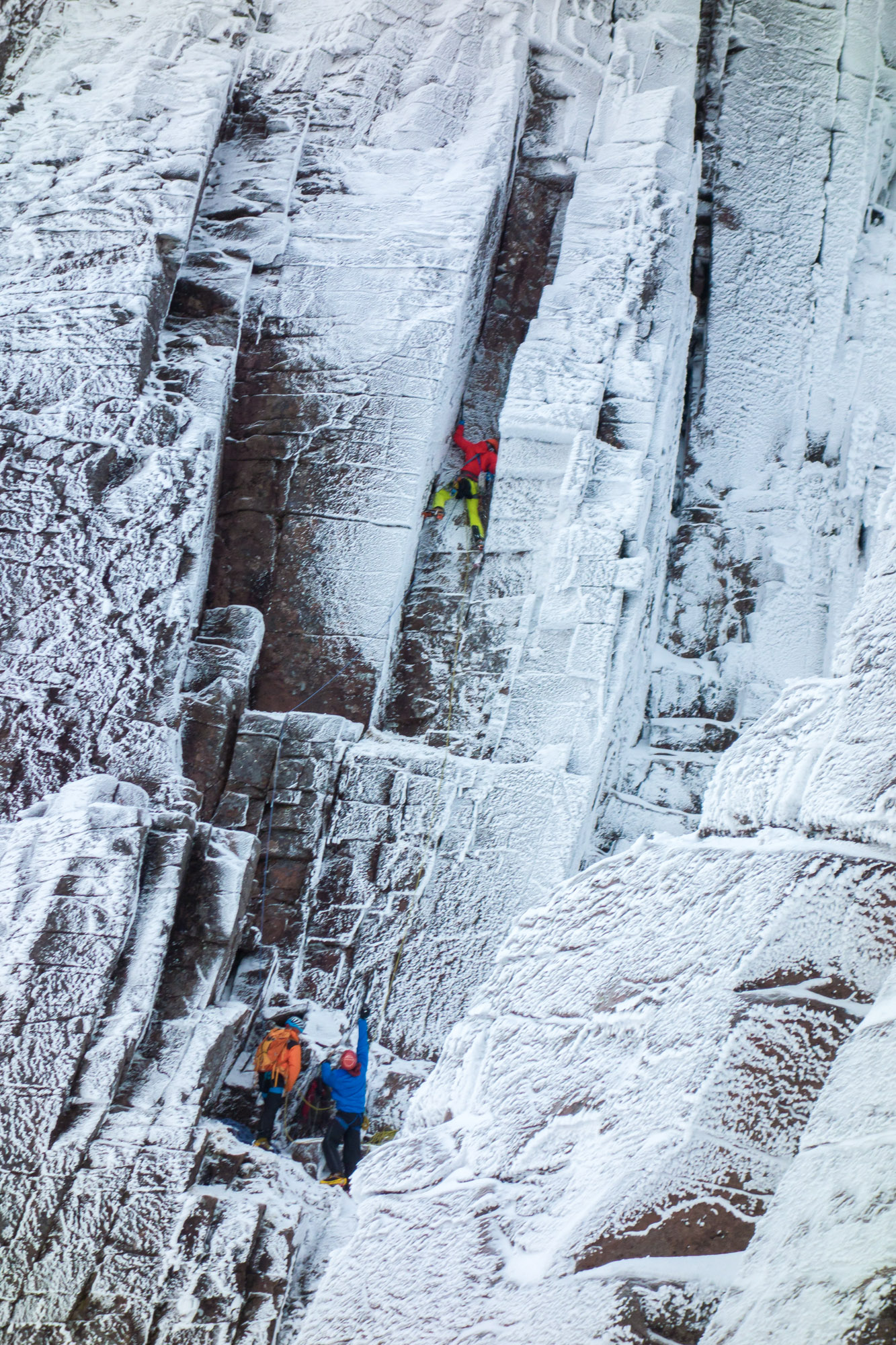 scottish winter mixed climbing on the hoarmaster coire an lochain