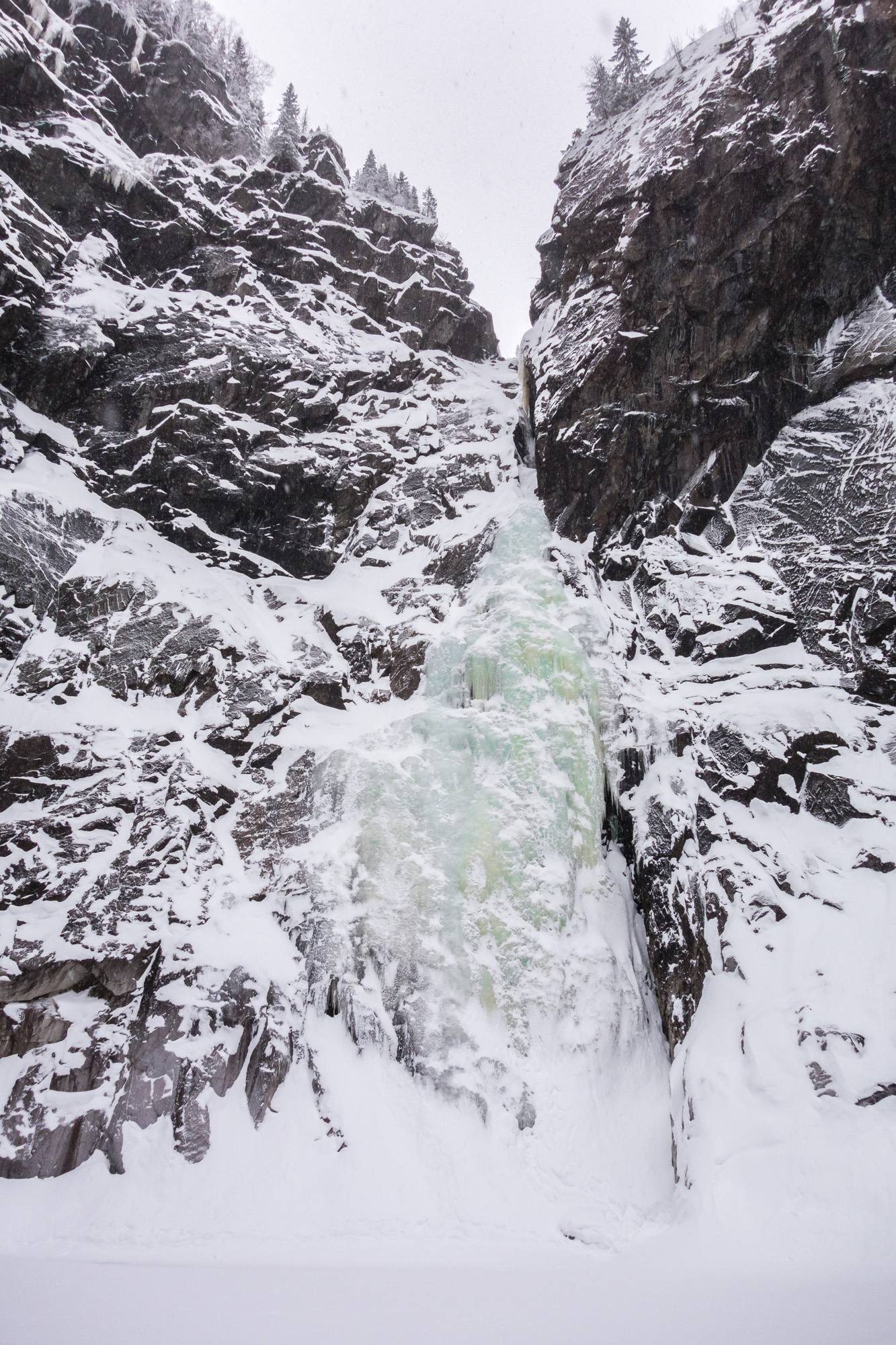norwegian winter ice climbing on rjukanfossen rjukan