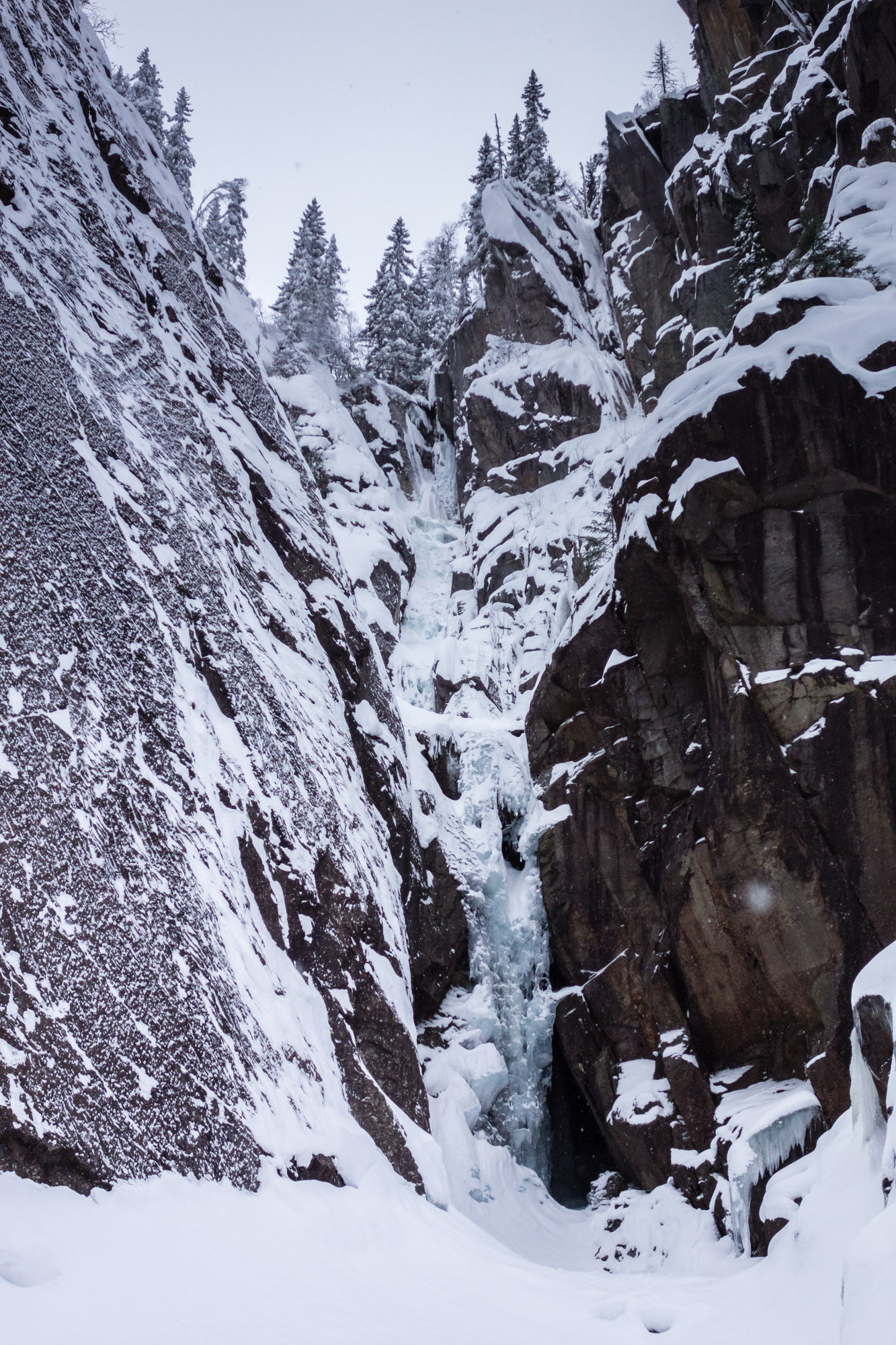 norwegian winter ice climbing on verdens ende rjukan
