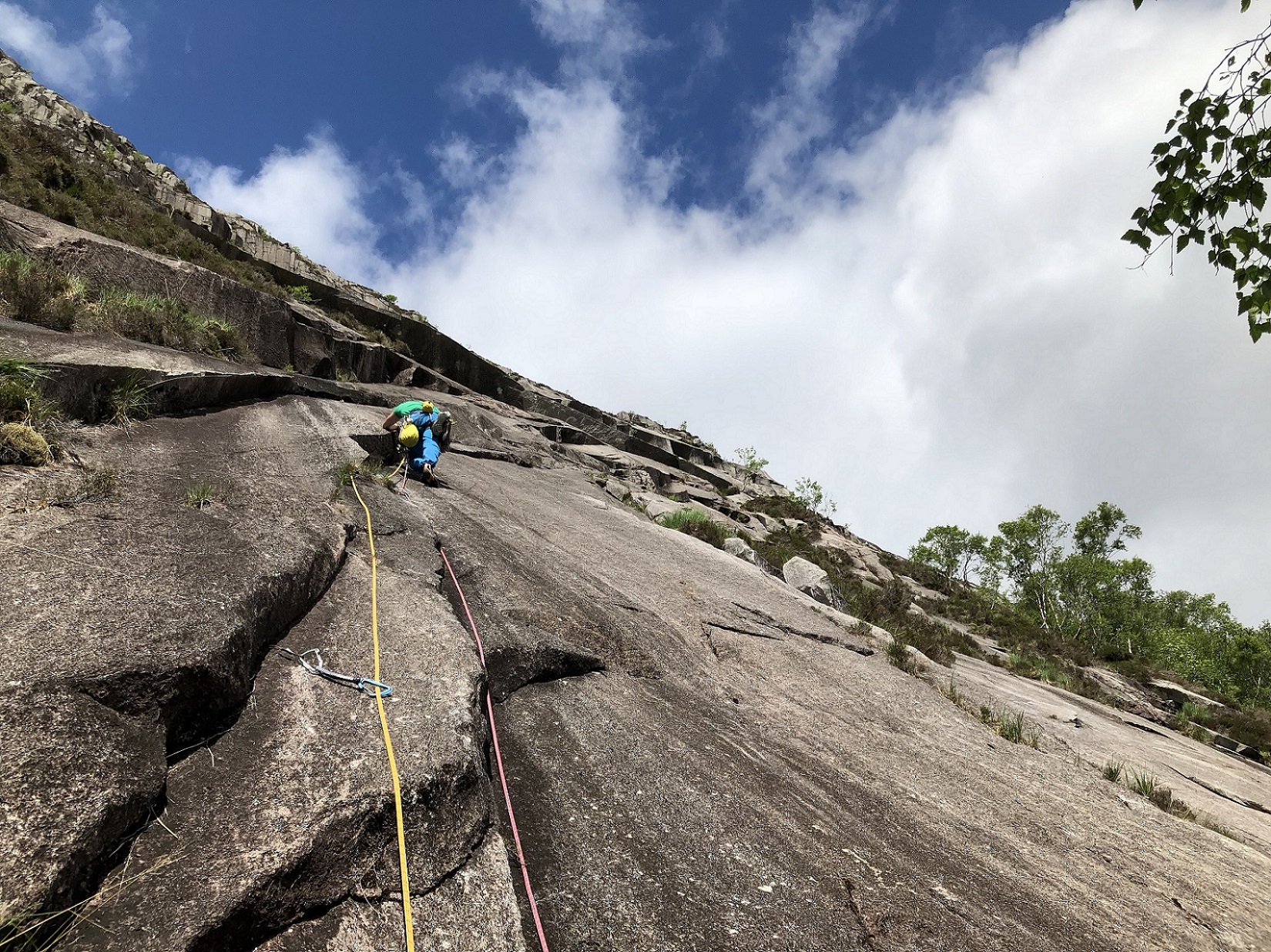 scottish summer rock climbing on the pause etive slabs