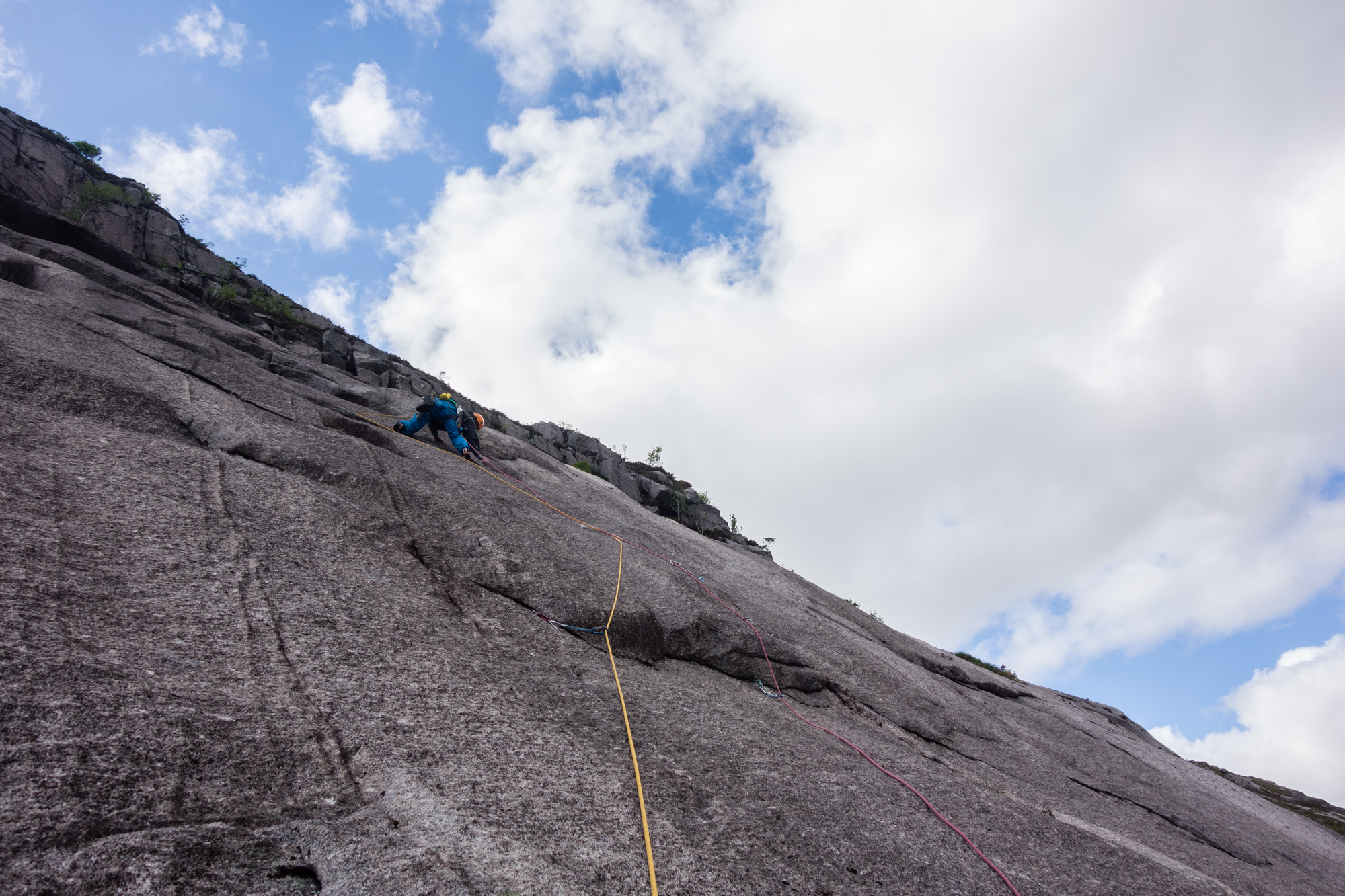 scottish summer rock climbing on the pause etive slabs