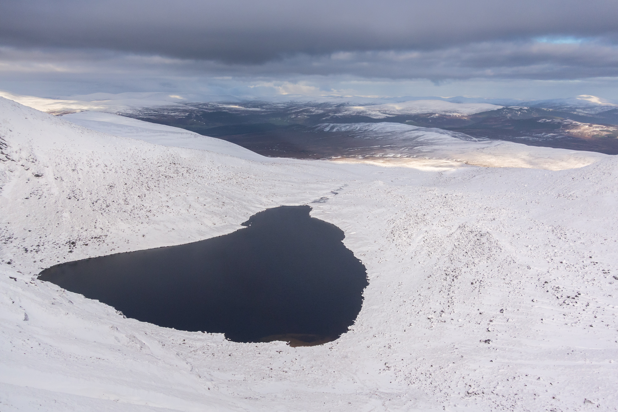 scottish winter mixed climbing on judas priest lochnagar loch view