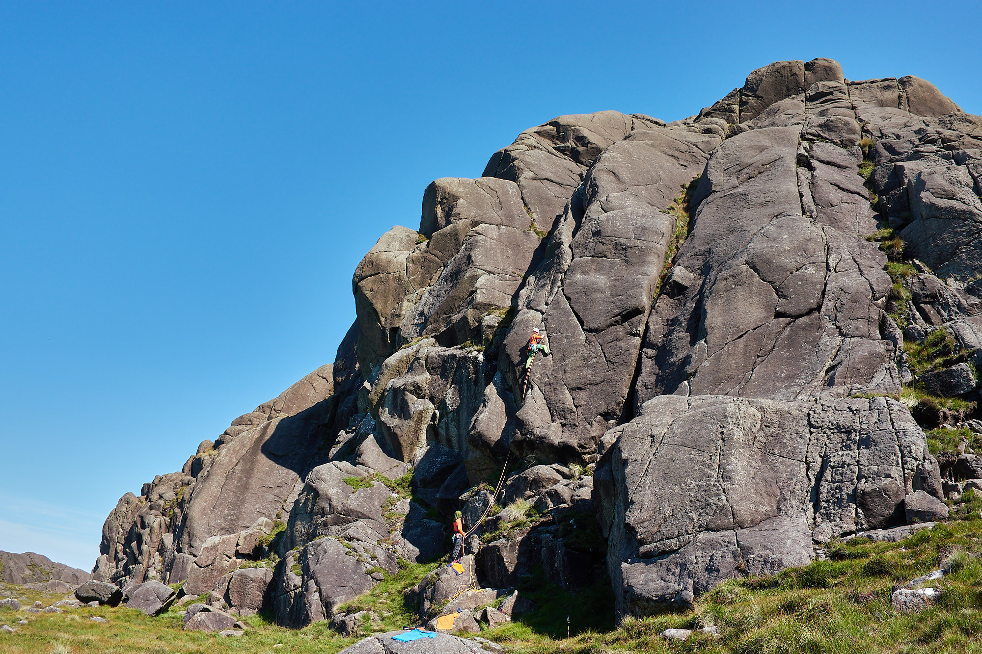 scottish summer rock climbing on yir in ardnamurchan