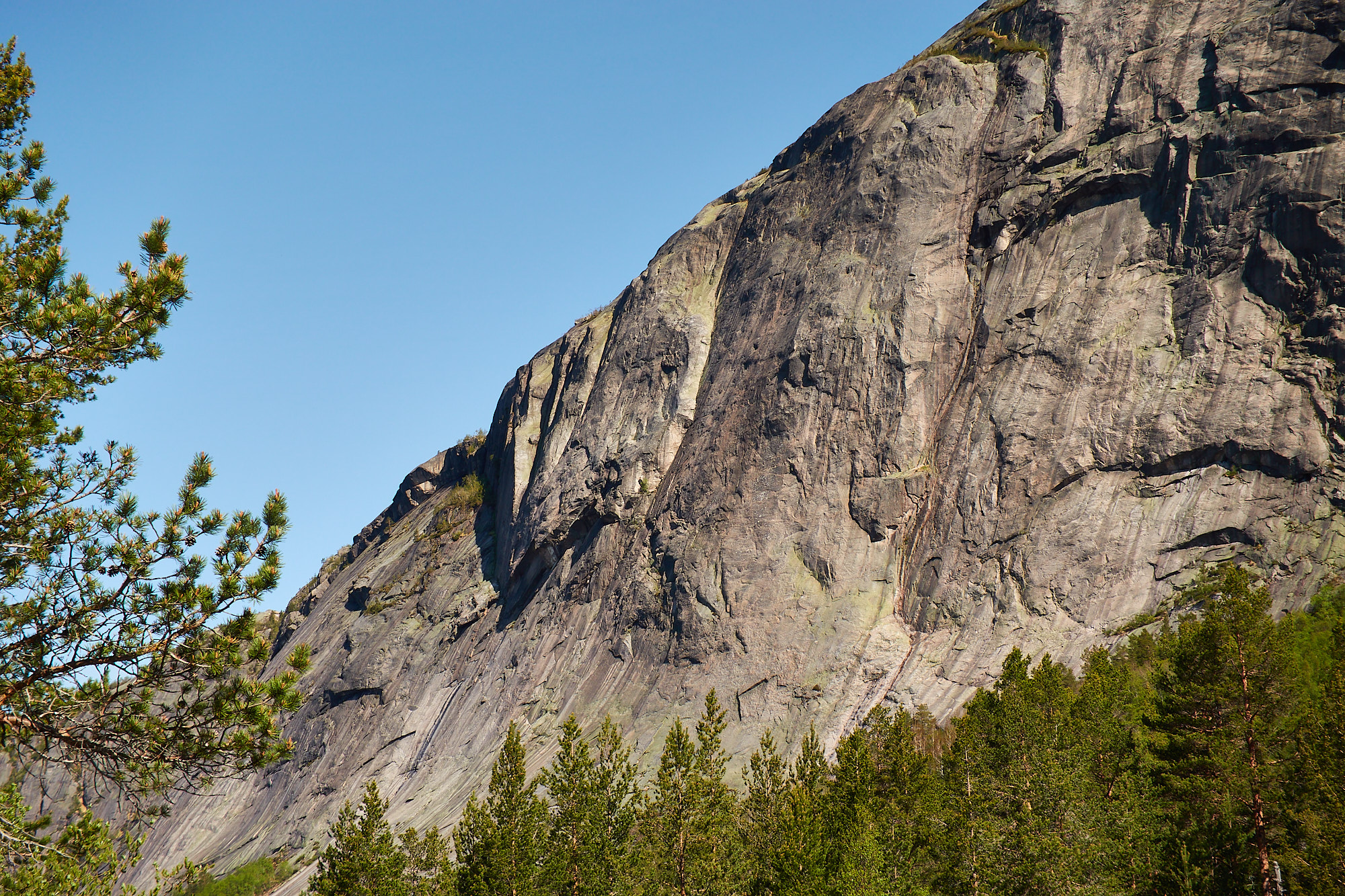 A picture of the South Face of Haegefjell showing the rock climbs of Haegar and Mot Sola